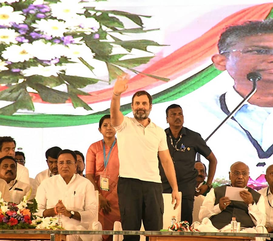 ಬೆಳಗಾವಿಯಲ್ಲಿ ಸೋಮವಾರ ನಡೆದ ಕಾಂಗ್ರೆಸ್ ಯುವ ಕ್ರಾಂತಿ ಸಮಾವೇಶದಲ್ಲಿ ರಾಹುಲ್ ಗಾಂಧಿ ಅವರು ಪ್ರೇಕ್ಷಕರತ್ತ ಕೈಬೀಸಿದರು