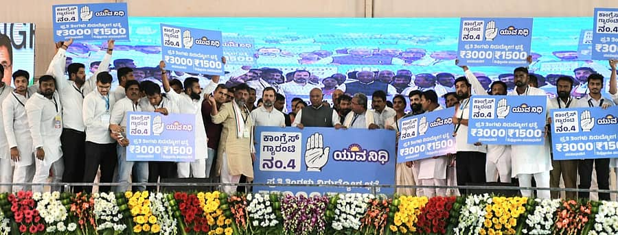 ಬೆಳಗಾವಿಯಲ್ಲಿ ಸೋಮವಾರ ಆಯೋಜಿಸಿದ್ದ ಕಾಂಗ್ರೆಸ್ ಯುವ ಕ್ರಾಂತಿ ಸಮಾವೇಶದಲ್ಲಿ ಕಾಂಗ್ರೆಸ್ ನಾಯಕ ರಾಹುಲ್ ಗಾಂಧಿ, ಎಐಸಿಸಿ ಅಧ್ಯಕ್ಷ ಮಲ್ಲಿಕಾರ್ಜುನ ಖರ್ಗೆ, ಸಿದ್ದರಾಮಯ್ಯ, ಡಿ.ಕೆ.ಶಿವಕುಮಾರ ಸೇರಿದಂತೆ ಎಲ್ಲ ನಾಯಕರೂ ಯುವನಿಧಿಯ ಪೋಸ್ಟರ್ಗಳನ್ನು ಪ್ರದರ್ಶನ ಮಾಡಿದರು.