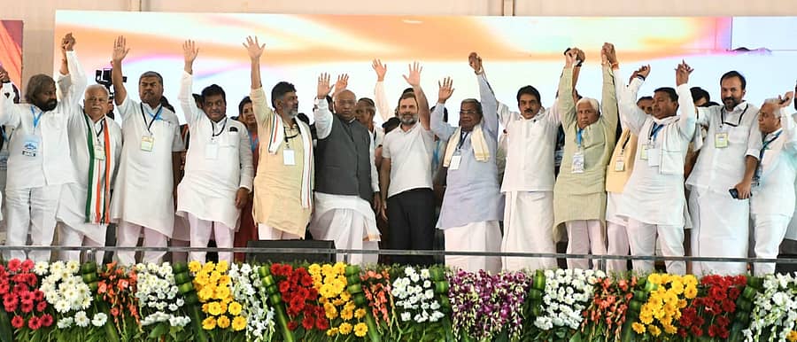 ಬೆಳಗಾವಿಯಲ್ಲಿ ಸೋಮವಾರ ಆಯೋಜಿಸಿದ್ದ ಕಾಂಗ್ರೆಸ್ ಯುವ ಕ್ರಾಂತಿ ಸಮಾವೇಶದಲ್ಲಿ ಕಾಂಗ್ರೆಸ್ ನಾಯಕ ರಾಹುಲ್ ಗಾಂಧಿ, ಎಐಸಿಸಿ ಅಧ್ಯಕ್ಷ ಮಲ್ಲಿಕಾರ್ಜುನ ಖರ್ಗೆ, ಸಿದ್ದರಾಮಯ್ಯ, ಡಿ.ಕೆ.ಶಿವಕುಮಾರ ಸೇರಿದಂತೆ ಎಲ್ಲ ನಾಯಕರೂ ಒಗ್ಗಟ್ಟು ಪ್ರದರ್ಶಿಸಿದರು.