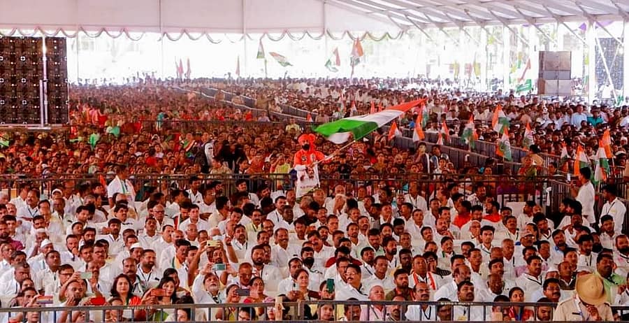 ಬೆಳಗಾವಿಯಲ್ಲಿ ಸೋಮವಾರ ಆಯೋಜಿಸಿದ್ದ ಕಾಂಗ್ರೆಸ್‌ ಯುವ ಕ್ರಾಂತಿ ಸಮಾವೇಶಕ್ಕೆ ಹರಿದುಬಂದ ಜನಸಾಗರ / ಪ್ರಜಾವಾಣಿ ಚಿತ್ರ