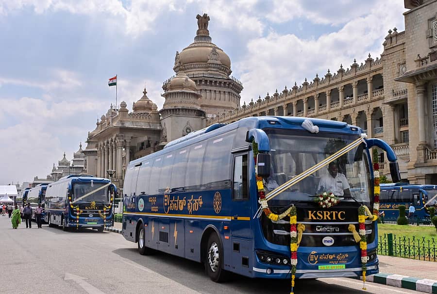 ಮುಖ್ಯಮಂತ್ರಿಯಿಂದ ಉದ್ಘಾಟನೆ ಮಾಡಿಸಲು ವಿಧಾನಸೌಧದ ಆವರಣದಲ್ಲಿ ನಿಲ್ಲಿಸಿದ್ದ ಎಲೆಕ್ಟ್ರಿಕ್ ಬಸ್ಗಳು –ಪ್ರಜಾವಾಣಿ ಚಿತ್ರ
