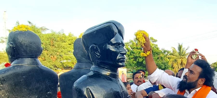 ತಳಕು ಗ್ರಾಮದ ತರಾಸು ವೃತ್ತದಲ್ಲಿ ಸೋಮವಾರ ಸಾರಿಗೆ ಸಚಿವ ಬಿ. ಶ್ರೀರಾಮುಲು ನೂತನವಾಗಿ ನಿರ್ಮಿಸಿರುವ ಟಿ.ಎಸ್.ವೆಂಕಣ್ಣಯ್ಯ, ತ.ಸು.ಶಾಮರಾಯ ಮತ್ತು ತರಾಸು ಅವರ ಪುತ್ಥಳಿಗಳನ್ನು ಅನಾವರಣಗೊಳಿಸಿ ಪುಷ್ಪಾರ್ಚನೆ ಮಾಡಿದರು.