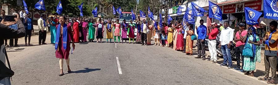 ಗೋಣಿಕೊಪ್ಪಲು ಬಳಿಯ ತಿತಿಮತಿಯಲ್ಲಿ ದಲಿತ ಸಂಘರ್ಷ ಸಮಿತಿ ಹಾಗೂ ವಿವಿಧ ಪ್ರಗತಿ ಪರ ಸಂಘಟನೆಯ ಕಾರ್ಯಕರ್ತರು ಅಂಬೇಡ್ಕರ್ ಭಾವಚಿತ್ರಕ್ಕೆ ಮಾಡಿದ ಅಪಮಾನ ಖಂಡಿಸಿ ರಸ್ತೆ ತಡೆ ನಡೆಸಿದರು