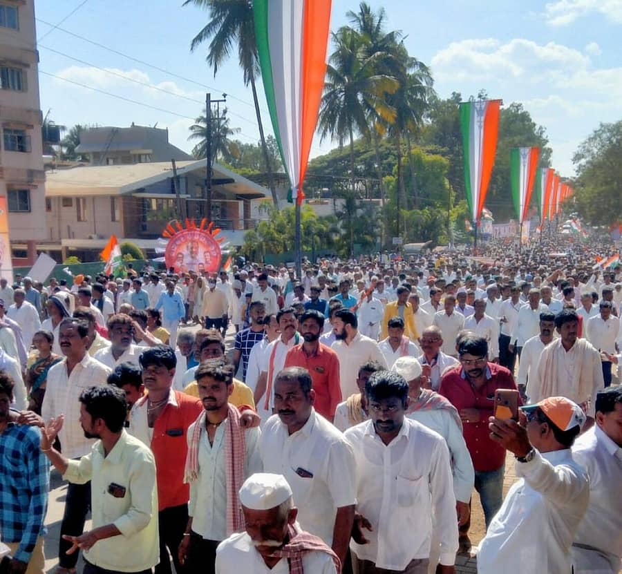 ಬೆಳಗಾವಿಯಲ್ಲಿ ಸೋಮವಾರ ನಡೆದ ಕಾಂಗ್ರೆಸ್‌ ಯುವ ಕ್ರಾಂತಿ ಸಮಾವೇಶಕ್ಕೆ ಹರಿದುಬಂದ ಜನಸಾಗರ --– ಪ್ರಜಾವಾಣಿ ಚಿತ್ರ