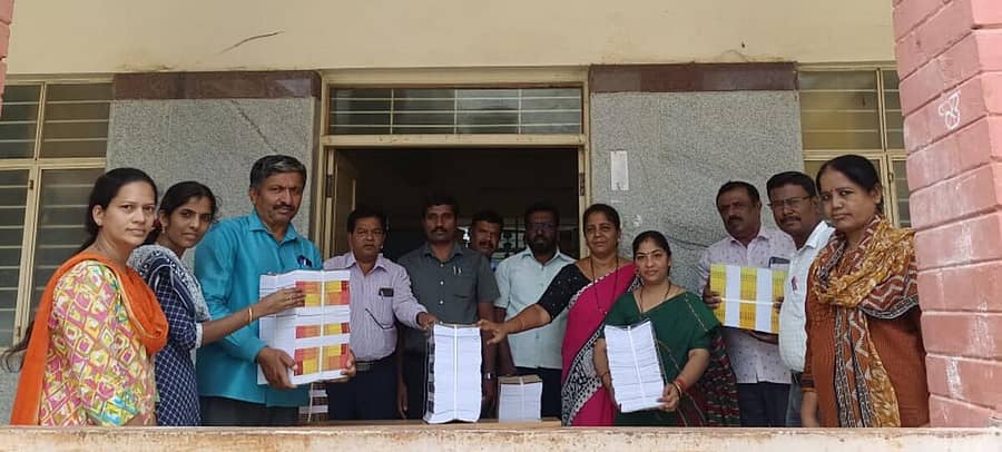 ರಾಮನಗರ ತಾಲ್ಲೂಕಿನ ವಿವಿಧ ಶಾಲೆಗಳ ಮುಖ್ಯ ಶಿಕ್ಷಕರಿಗೆ 2023–24ನೇ ಸಾಲಿನ ಪಠ್ಯಪುಸ್ತಕಗಳನ್ನು ಬಿಇಒ ಪಾರ್ವತಮ್ಮ ವಿತರಿಸಿದರು. ಅಕ್ಷರ ದಾಸೋಹ ಸಹಾಯಕ ನಿರ್ದೇಶಕ ಸಂತೋಷ್‌ಕುಮಾರ್, ಪಠ್ಯಪುಸ್ತಕ ಯೋಜನೆ ನೋಡಲ್‌ ಅಧಿಕಾರಿ ಮಂಜುನಾಥ್‌, ಇಸಿಒಗಳಾದ ಸಿದ್ದಲಿಂಗ ಸ್ವಾಮಿ, ಪ್ರಮೀಳಾ, ಸಿಆರ್‌ಪಿ ಮುನಿಯಪ್ಪ, ವಿವಿಧ ಶಾಲೆಗಳ ಮುಖ್ಯ ಶಿಕ್ಷಕರಾದ ಪ್ರೇಮಾ, ಕೃಷ್ಣಪ್ಪ, ಶಿವರುದ್ರಯ್ಯ ಇದ್ದರು