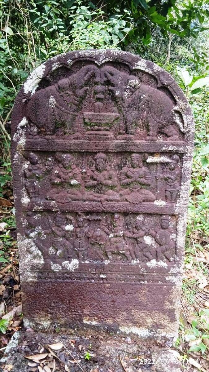 ಬಾಳೆಹೊನ್ನೂರು ಸಮೀಪದ ಉತ್ತಮೇಶ್ವರದ ಕೋಣೆಕೊಪ್ಪದಲ್ಲಿ ಪತ್ತೆಯಾದ 14ನೇ ಶತಮಾನದ ವೀರಗಲ್ಲು