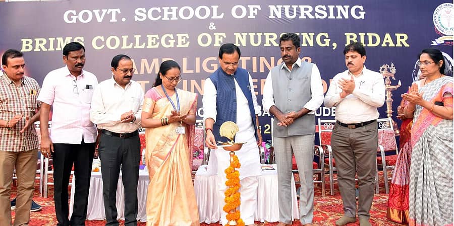 ಬೀದರ್‌ನ ಸರ್ಕಾರಿ ಶುಶ್ರೂಷಾ ಶಾಲೆಯ ಸಭಾಂಗಣದಲ್ಲಿ ಹಮ್ಮಿಕೊಂಡಿದ್ದ ಸರ್ಕಾರಿ ಶುಶ್ರೂಷಾ ಶಾಲೆಯ 7ನೇ ತಂಡ, ಬ್ರಿಮ್ಸ್ ಶುಶ್ರೂಷಾ ಮಹಾವಿದ್ಯಾಲಯದ 1ನೇ ತಂಡದ ವಿದ್ಯಾರ್ಥಿಗಳ ದೀಪದಾನ ಸಮಾರಂಭವನ್ನು ಖೂಬಾ ಉದ್ಘಾಟಿಸಿದರು