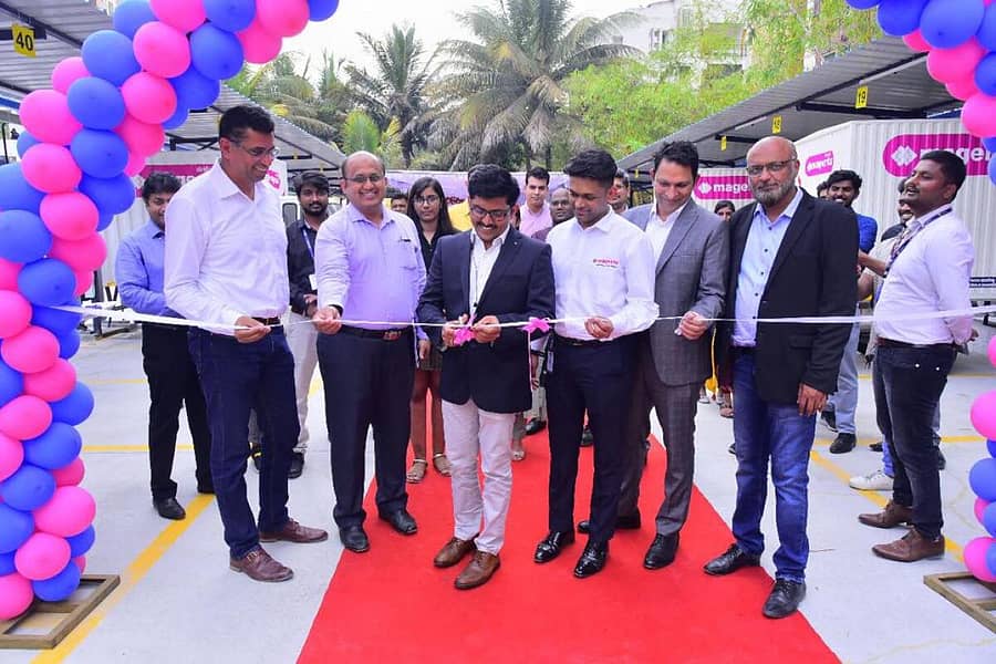 ಬೆಸ್ಕಾಂ ಪ್ರಧಾನ ವ್ಯವಸ್ಥಾಪಕ ಬಿ.ವಿ. ಫಾಲನೇತ್ರ ಅವರು ಚಾರ್ಜಿಂಗ್ ಡಿಪೊ ಉದ್ಘಾಟಿಸಿದರು.