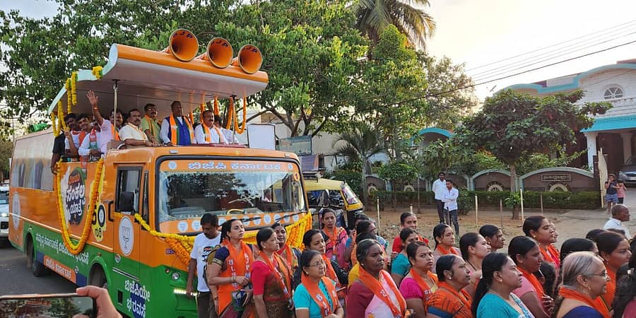 ಹರಿಹರದಲ್ಲಿ ಸೋಮವಾರ ಸಂಚರಿಸಿದ ಬಿಜೆಪಿ ವಿಜಯ ಸಂಕಲ್ಪ ಯಾತ್ರೆಯಲ್ಲಿ ಶಾಸಕ ಕೆ.ಎಸ್.ಈಶ್ವರಪ್ಪ, ಸಂಸದ ಜಿ.ಎಂ.ಸಿದ್ದೇಶ್ವರ, ಪಕ್ಷದ ಜಿಲ್ಲಾಧ್ಯಕ್ಷ ಎಸ್.ಎಂ.ವೀರೇಶ್ ಹನಗವಾಡಿ, ಬಿ.ಪಿ.ಹರೀಶ್, ಚಂದ್ರಶೇಖರ ಪೂಜಾರ್ ಇದ್ದರು.