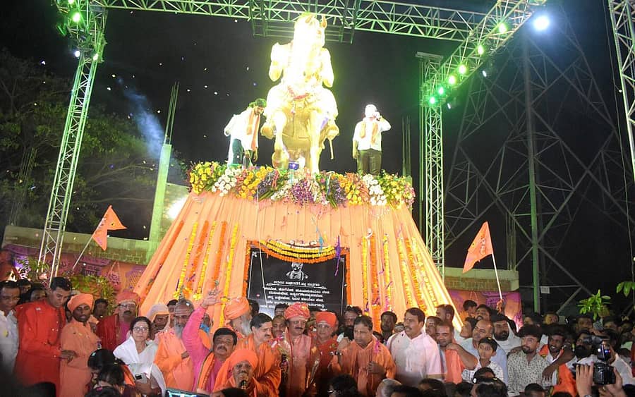 ಸೇಡಂನಲ್ಲಿ ಸೋಮವಾರ ಅಶ್ವಾರೂಢ ಪುತ್ಥಳಿಯನ್ನು ಶಾಸಕ ಬಸನಗೌಡ ಯತ್ನಾಳ ಲೋಕಾರ್ಪಣೆಗೊಳಿಸಿದರು