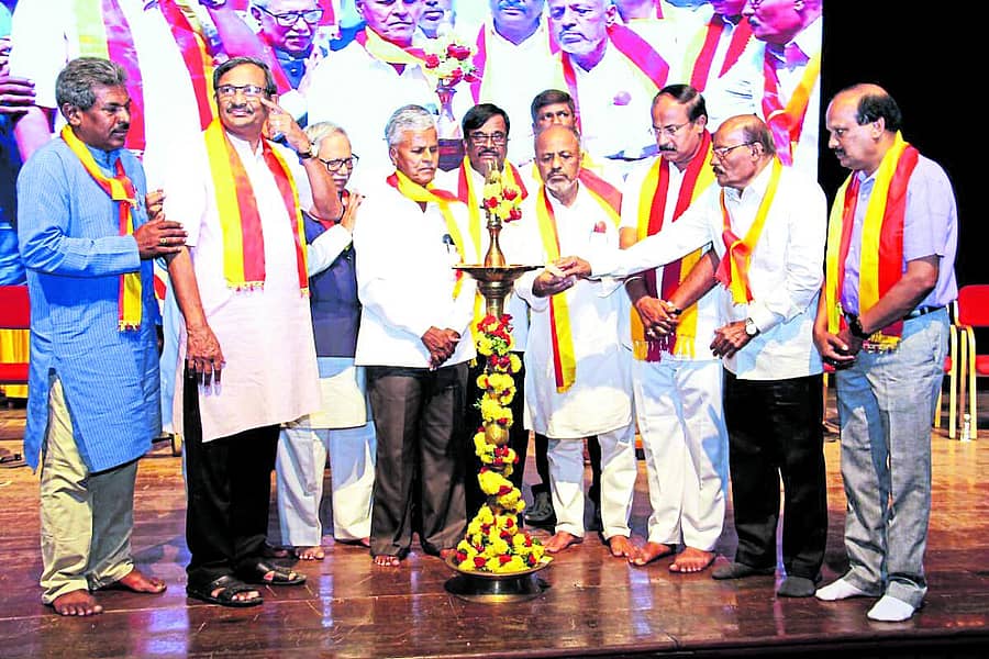 ರಾಜರಾಜೇಶ್ವರಿ ನಗರ ವಿಧಾನಸಭಾ ಕ್ಷೇತ್ರ ಕನ್ನಡ ಸಾಹಿತ್ಯ ಪರಿಷತ್ತಿನ ವತಿಯಿಂದ ಆಯೋಜಿಸಿದ್ದ ಕನ್ನಡ ಸಾಹಿತ್ಯ ಸಮ್ಮೇಳನವನ್ನು ಜಾಣಗೆರೆ ವೆಂಕಟರಾಮಯ್ಯ ಉದ್ಘಾಟಿಸಿದರು. ಸಮ್ಮೇಳನ ಅಧ್ಯಕ್ಷ ನಿಡಸಾಲೆ ಪುಟ್ಟಸ್ವಾಮಯ್ಯ, ನಲ್ಲೂರು ಪ್ರಸಾದ್, ಎಸ್.ಜಿ.ಸಿದ್ದರಾಮಯ್ಯ, ಕೆ.ಎಂ.ನಾಗರಾಜ್, ಕರಿಗೌಡ ಬೀಚನಹಳ್ಳಿ, ಎ.ಪ್ರಕಾಶ್ ಮೂರ್ತಿ, ನಾರಾಯಣಘಟ್ಟ, ರಾಜರಾಜೇಶ್ವರಿನಗರ ಕ್ಷೇತ್ರ ಕಸಾಪ ಅಧ್ಯಕ್ಷ ಉದಂತ ಶಿವಕುಮಾರ್, ಶಿವರಾಜ್ ಬ್ಯಾಡರಹಳ್ಳಿ ಇದ್ದರು.