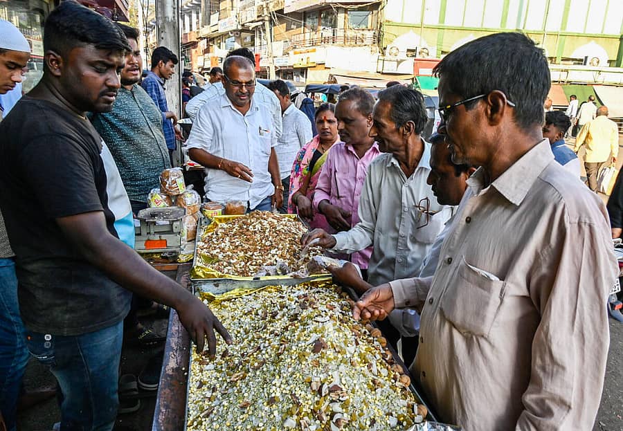 ಕಲಬುರಗಿಯಲ್ಲಿ ಮಂಗಳವಾರ ಯುಗಾದಿ ಹಬ್ಬದ ಅಂಗವಾಗಿ ಮಾರುಕಟ್ಟೆಯಲ್ಲಿ ಸಿಹಿ ಪದಾರ್ಥಗಳ ಮಿಶ್ರಣ ಖರೀದಿಯಲ್ಲಿ ತೊಡಗಿದ್ದ ಗ್ರಾಹಕರು– ಪ್ರಜಾವಾಣಿ ಚಿತ್ರ