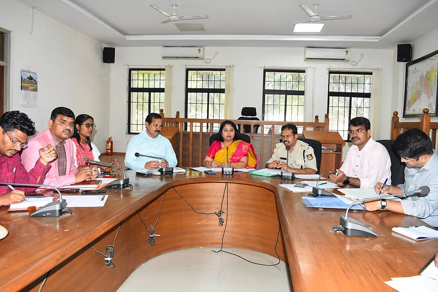 ಯಾದಗಿರಿ ಜಿಲ್ಲಾಧಿಕಾರಿ ಸಭಾಂಗಣದಲ್ಲಿ ಮಂಗಳವಾರ ಹಮ್ಮಿಕೊಂಡಿದ್ದ ವಿಧಾನಸಭಾ ಸಾರ್ವತ್ರಿಕ ಚುನಾವಣೆ ಸುಗಮವಾಗಿ ನಡೆಸುವ ಕುರಿತಂತೆ ನಡೆದ ಪೂರ್ವ ಸಿದ್ಧತಾ ಸಭೆಯಲ್ಲಿ ಜಿಲ್ಲಾಧಿಕಾರಿ ಸ್ನೇಹಲ್‌ ಆರ್‌ ಮಾತನಾಡಿದರು