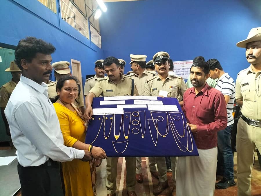 ವಿವಿಧ ಠಾಣೆಗಳಲ್ಲಿ ದಾಖಲಾಗಿದ್ದ ಕಳವು ಪ್ರಕರಣಗಳಲ್ಲಿ ಆರೋಪಿಗಳಿಂದ ವಶಪಡಿಸಿಕೊಳ್ಳಲಾದ ₹ 74.52 ಲಕ್ಷ ಮೌಲ್ಯದ ಸ್ವತ್ತುಗಳನ್ನು ಮಂಗಳವಾರ ಪೊಲೀಸ್ ಕವಾಯತು ಮೈದಾನದಲ್ಲಿ ನಡೆದ ಕಾರ್ಯಕ್ರಮದಲ್ಲಿ ಜಿಲ್ಲಾ ಪೊಲೀಸ್ ವರಿಷ್ಠಾಧಿಕಾರಿ ಮಾಲೀಕರಿಗೆ ಹಸ್ತಾಂತರ ಮಾಡಿದರು.