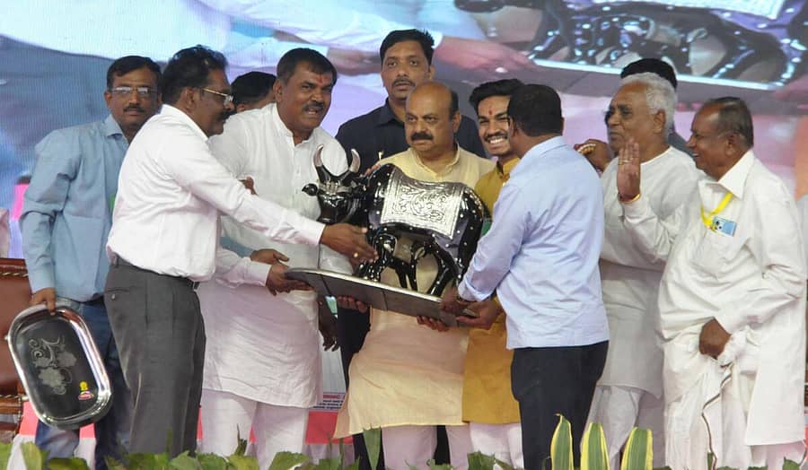 ನಾಲತವಾಡದಲ್ಲಿ ಮಂಗಳವಾರ ನಡೆದ ಕಾರ್ಯಕ್ರಮದಲ್ಲಿ ಮುಖ್ಯಮಂತ್ರಿ ಬಸವರಾಜ ಬೊಮ್ಮಾಯಿ ಅವರನ್ನು ಶಾಸಕ ಎ.ಎಸ್.ಪಾಟೀಲ ನಡಹಳ್ಳಿ ಮತ್ತು ಅವರ ಪುತ್ರ ಭರತ್‌ ನಡಹಳ್ಳಿ ಹಸುವಿನ ಆಕರ್ಷಕ ಪ್ರತಿಕೃತಿ ನೀಡಿ ಸನ್ಮಾನಿಸಿದರು–ಪ್ರಜಾವಾಣಿ ಚಿತ್ರ