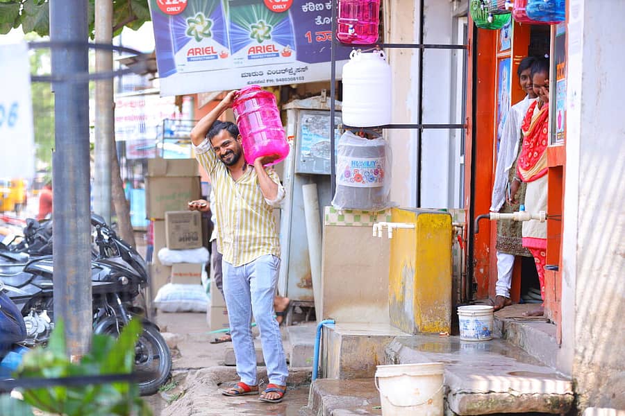 ಹೊಸಪೇಟೆಯ ಖಾಸಗಿ ಶುದ್ಧ ಕುಡಿಯುವ ನೀರಿನ ಘಟಕದಿಂದ ಕ್ಯಾನ್ನಲ್ಲಿ ನೀರು ಕೊಂಡೊಯ್ದ ಯುವಕ