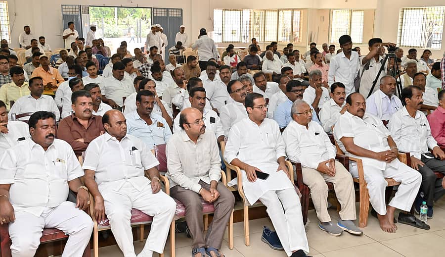 ಸಭೆಯಲ್ಲಿ ವಿಧಾನ ಪರಿಷತ್ ಸದಸ್ಯ ಡಾ.ಡಿ.ತಿಮ್ಮಯ್ಯ, ಶಾಸಕ ಯತೀಂದ್ರ ಸಿದ್ದರಾಮಯ್ಯ, ಎಐಸಿಸಿ ಕಾರ್ಯದರ್ಶಿ ರೋಸಿ ಜಾನ್, ನಗರ ಘಟಕದ ಅಧ್ಯಕ್ಷ ಆರ್.ಮೂರ್ತಿ, ಕಾಗಲವಾಡಿ ಶಿವಣ್ಣ, ವಾಸು ಇದ್ದಾರೆ