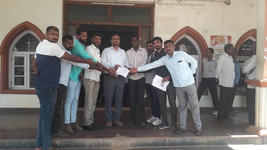 ಹೊಸನಗರ ತಾಲ್ಲೂಕು ಗೊರದಳ್ಳಿ ಗ್ರಾಮಸ್ಥರು ರಸ್ತೆ ದುರಸ್ತಿಗಾಗಿ ಮನವಿ ಸಲ್ಲಿಸಿದರು.