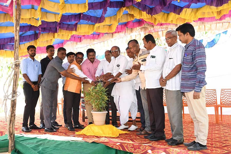 ಸೈದಾಪುರ ವಿದ್ಯಾವರ್ಧಕ ಪ್ರೌಢ ಶಾಲೆಯ ಎಸ್ಸೆಸ್ಸೆಲ್ಸಿ ವಿದ್ಯಾರ್ಥಿಗಳ ಬೀಳ್ಕೊಡುಗೆ ಸಮಾರಂಭವನ್ನು ಸಂಸ್ಥೆಯ ಅಧ್ಯಕ್ಷ ಸಣ್ಣ ಸಿದ್ರಾಮಪ್ಪಗೌಡ ಬೆಳಗುಂದಿ ಉದ್ಘಾಟಿಸಿದರು