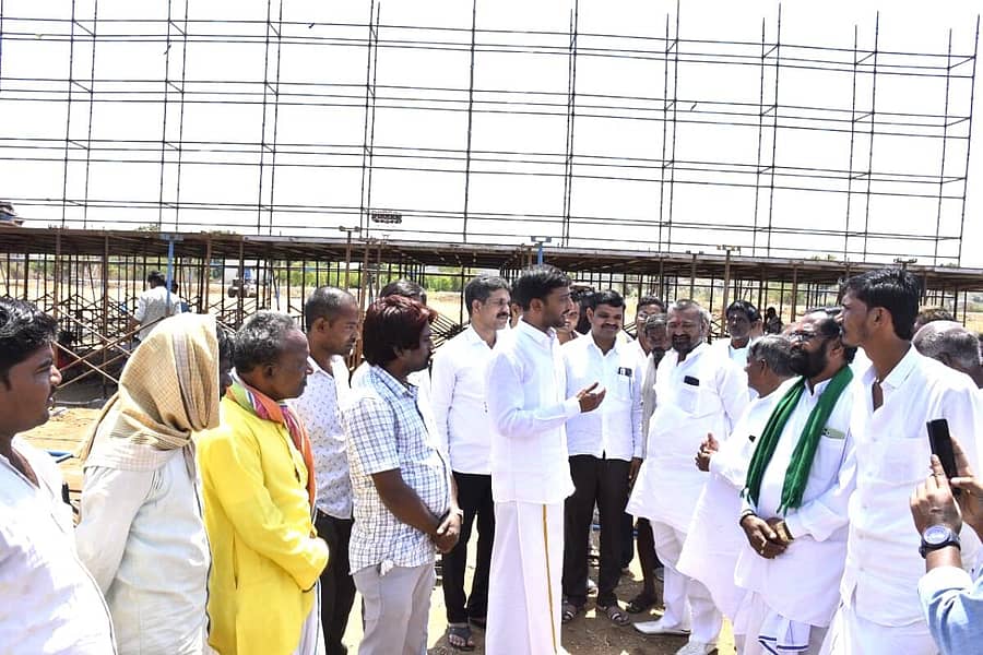 ಯರಗೋಳ ಗ್ರಾಮದಲ್ಲಿ ಮಾರ್ಚ್ 23ರಂದು ನಡೆಯಲಿರುವ ಜೆಡಿಎಸ್ ಪಂಚರತ್ನ ಸಮಾವೇಶದ ಸಿದ್ಧತೆಯನ್ನು ಶರಣಗೌಡ ಕಂದಕೂರ ಪರಿಶೀಲಿಸಿದರು