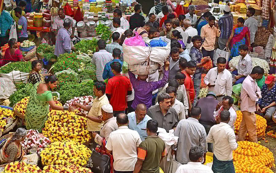 ಬೆಂಗಳೂರಿನ ಕೆ.ಆರ್ ಮಾರ್ಕೆಟ್‌ನಲ್ಲಿ ಯುಗಾದಿ ಹಬ್ಬದ ಮುನ್ನಾದಿನವಾದ ಮಂಗಳವಾರ ಸಾರ್ವಜನಿಕರು ಮಾವು, ಬೇವಿನ ಸೊಪ್ಪು, ಹೂವು ಹಾಗೂ ಹಣ್ಣು ಖರೀದಿಯಲ್ಲಿ ತೊಡಗಿದ್ದರು    –ಪ್ರಜಾವಾಣಿ ಚಿತ್ರ/ ರಂಜು ಪಿ