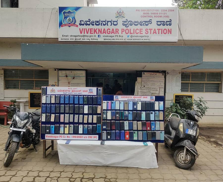 ವಿವೇಕನಗರ ಠಾಣೆ ಪೊಲೀಸರು ಆರೋಪಿಗಳಿಂದ ಜಪ್ತಿ ಮಾಡಿರುವ ಬೈಕ್ಗಳು ಹಾಗೂ ಮೊಬೈಲ್ಗಳು