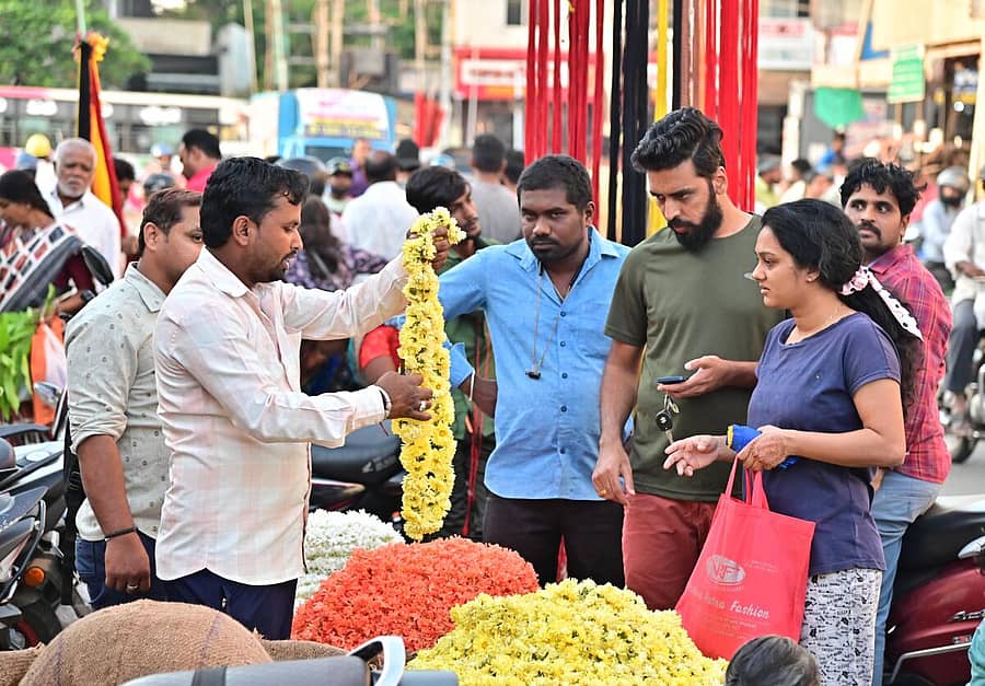 ಯುಗಾದಿ ಹಬ್ಬದ ಅಂಗವಾಗಿ ದಾವಣಗೆರೆಯ ಪ್ರವಾಸಿ ಮಂದಿರ ರಸ್ತೆಯಲ್ಲಿ ಹೂವು ಖರೀದಿಯಲ್ಲಿ ತೊಡಗಿರುವ ಜನ– ಪ್ರಜಾವಾಣಿ ಚಿತ್ರ/ ಸತೀಶ್ ಬಡಿಗೇರ್