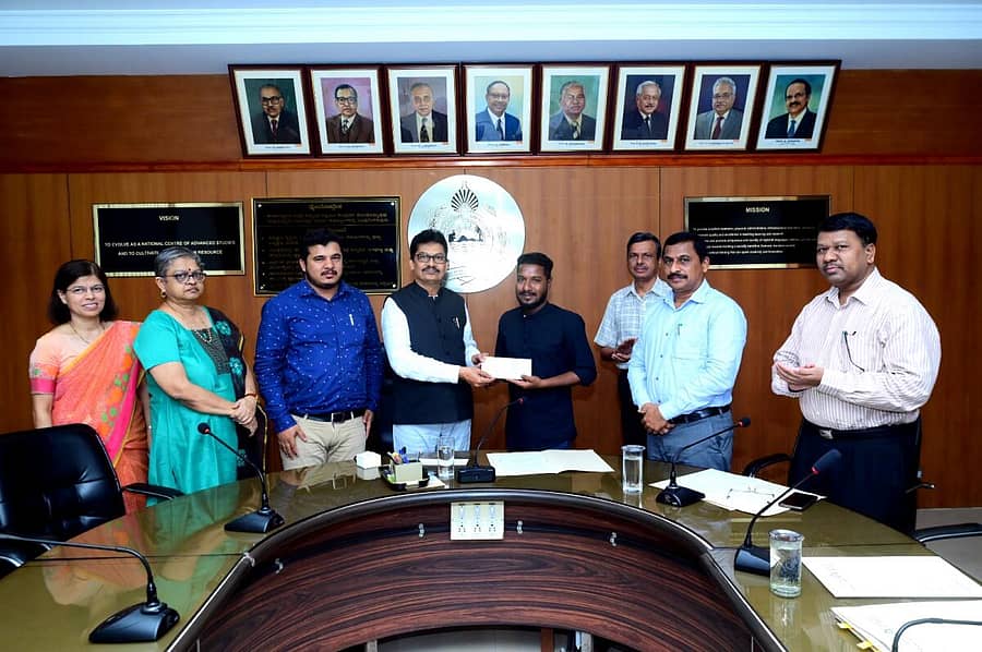 ಮಂಗಳೂರು ವಿಶ್ವವಿದ್ಯಾಲಯ ಸ್ನಾತಕೋತ್ತರ ಪದವಿ ಕೋರ್ಸ್ಗಳಲ್ಲಿ ಸರ್ವಾಂಗೀಣ ಕ್ಷೇತ್ರದಲ್ಲಿ ಸಾಧನೆ ಮಾಡಿದ ಉಡುಪಿಯ ರಾಮಾಂಜಿ ನಮ್ಮಭೂಮಿ ಅವರಿಗೆ ಬ್ಯಾಂಕ್ ಆಫ್ ಬರೋಡಾ ಸಾಧಕ ಪುರಸ್ಕಾರವನ್ನು ಪ್ರದಾನ ಮಾಡಲಾಯಿತು.