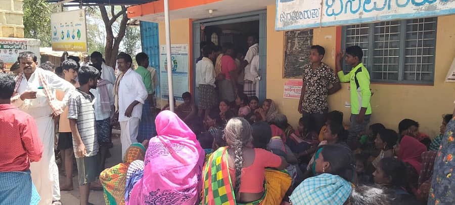 ಜಗಳೂರು ತಾಲ್ಲೂಕಿನ ಬಸವನಕೋಟೆ ಗ್ರಾಮದಲ್ಲಿ ಮಂಗಳವಾರ ವಿಷಗಾಳಿ ಸೇವಿಸಿ ಮೃತಪಟ್ಟ ಪೌರಕಾರ್ಮಿಕರ ಸಾವಿಗೆ ಕಾರಣರಾದ ಪಿಡಿಒ ಶಶಿಧರ್ ಪಾಟೀಲ್ ಹಾಗೂ ಅಧ್ಯಕ್ಷೆಯ ಪತಿ ಭೀಮಪ್ಪ ಅವರ ವಿರುದ್ಧ ಕ್ರಮ ಕೈಗೊಳ್ಳುವಂತೆ ಒತ್ತಾಯಿಸಿ ಗ್ರಾಮಸ್ಥರು ಪ್ರತಿಭಟನೆ ನಡೆಸಿದರು.