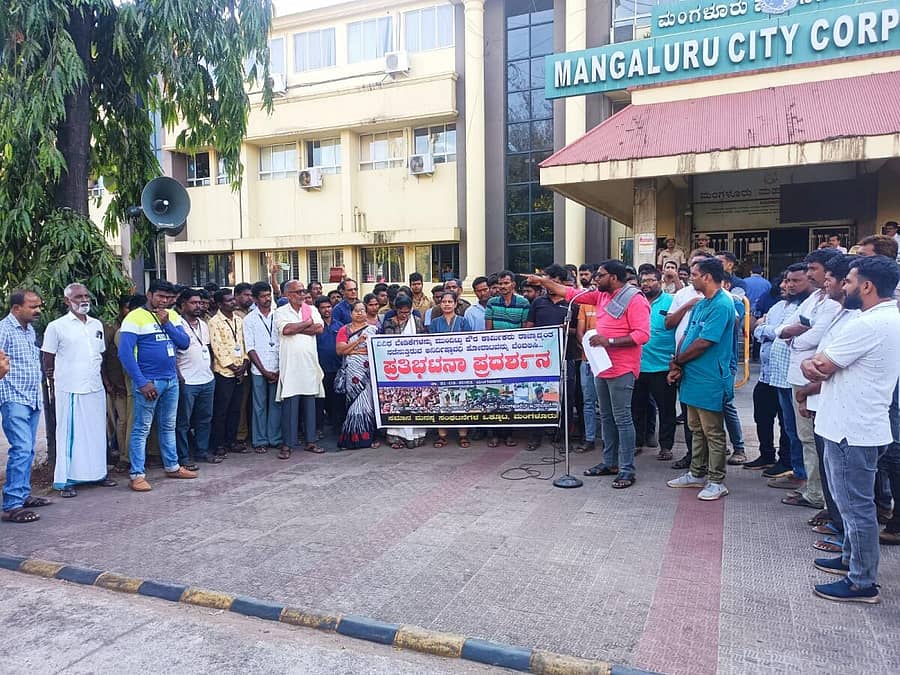 ಪ್ರತಿಭಟನೆಯಲ್ಲಿ ಬಿ.ಕೆ.ಇಮ್ತಿಯಾಜ್ ಮಾತನಾಡಿದರು