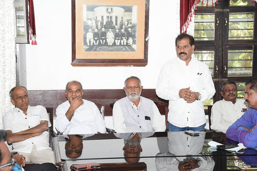 ಮೈಸೂರಿನ ಜಲದರ್ಶಿನಿಯಲ್ಲಿ ಮಂಗಳವಾರ ನಡೆದ ಪ್ರಗತಿಪರ ಸಂಘಟನೆಗಳ ಮುಖಂಡರ ಸಭೆಯಲ್ಲಿ ರಾಜ್ಯ ಹಿಂದುಳಿದ ವರ್ಗಗಳ ಜಾಗೃತ ವೇದಿಕೆ ಅಧ್ಯಕ್ಷ ಕೆ.ಎಸ್.ಶಿವರಾಮು ಮಾತನಾಡಿದರು.