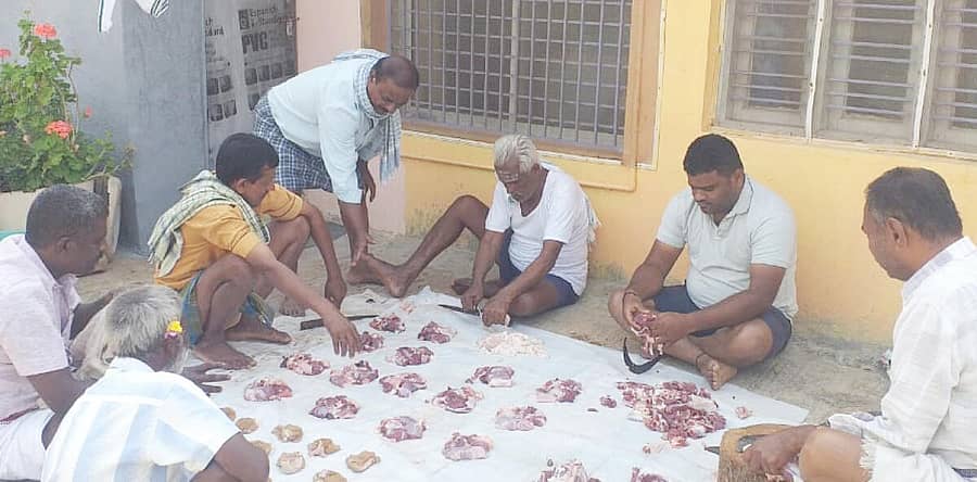 ತುಮಕೂರಿನಲ್ಲಿ ಮಂಗಳವಾರ ಯುಗಾದಿ ಹಬ್ಬದ ವರ್ಷದ ತೊಡಕು ಪ್ರಯುಕ್ತ ಸಾರ್ವಜನಿಕರು ಮಾಂಸ ಖರೀದಿಸಿದರು