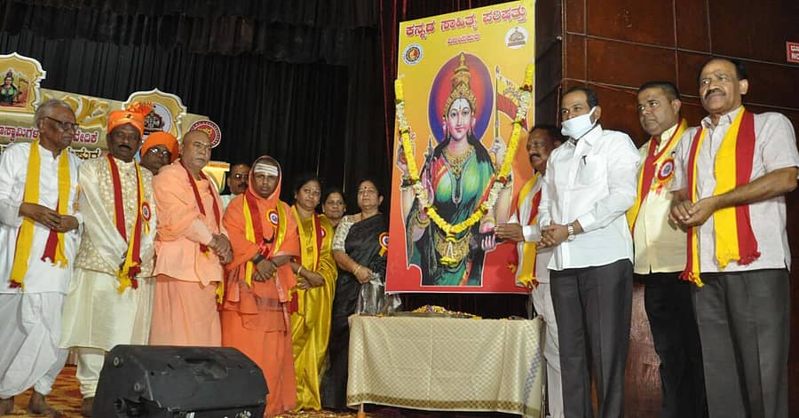 ವಿಜಯಪುರ ನಗರದ ಕಂದಗಲ್  ಹನುಮಂತರಾಯ ರಂಗಮಂದಿರದಲ್ಲಿ ಗುರುವಾರ ಆರಂಭವಾದ ವಿಜಯಪುರ ಜಿಲ್ಲಾ ಕನ್ನಡ ಸಾಹಿತ್ಯ ಸಮ್ಮೇಳನದಲ್ಲಿ ತಾಯಿ ಭುವನೇಶ್ವರಿ ಚಿತ್ರಕ್ಕೆ ಗಣ್ಯರು ಪುಷ್ಪಾರ್ಚನೆ ಮಾಡಿದರು –ಪ್ರಜಾವಾಣಿ ಚಿತ್ರ