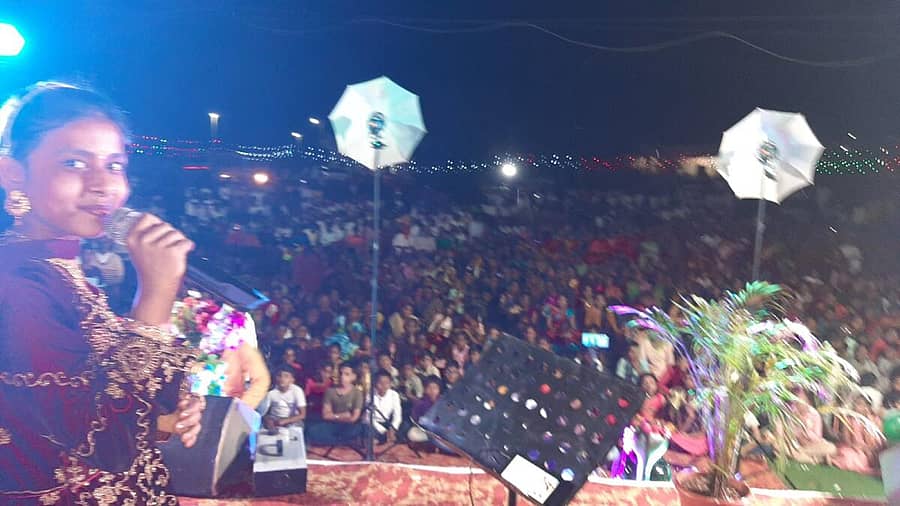 ಬೀದರ್ ತಾಲ್ಲೂಕಿನ ಸಂಗೋಳಗಿ ಗ್ರಾಮದಲ್ಲಿ ನಡೆದ ‘ನಮ್ಮೂರು ಸಂಗೋಳಗಿ ಹಬ್ಬ’ದಲ್ಲಿ ಶಿವಾನಿ ಸ್ವಾಮಿ ಹಾಡು ಹಾಡಿದರು