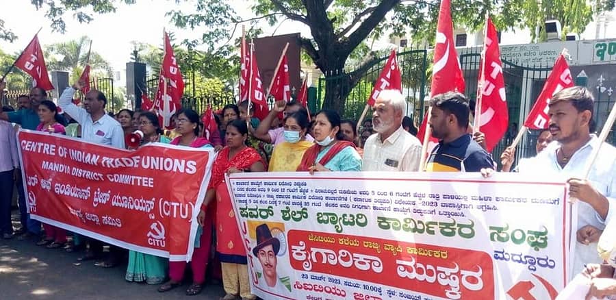ಮದ್ದೂರಿನ ಪವರ್ ಶೆಲ್ ಬ್ಯಾಟರಿ ಕಾರ್ಮಿಕರ ಸಂಘ, ಸನ್ವ ಡೈಮಂಡ್ ಟೂಲ್ಸ್ ಕಾರ್ಮಿಕರ ಸಂಘದ ಕಾರ್ಯಕರ್ತರು, ಸಿಐಟಿಯು ಸದಸ್ಯರು ಗುರುವಾರ ಕಾರ್ಖಾನೆ ಕಾಯ್ದೆ ತಿದ್ದುಪಡಿ ಖಂಡಿಸಿ ಪ್ರತಿಭಟನೆ ನಡೆಸಿದರು