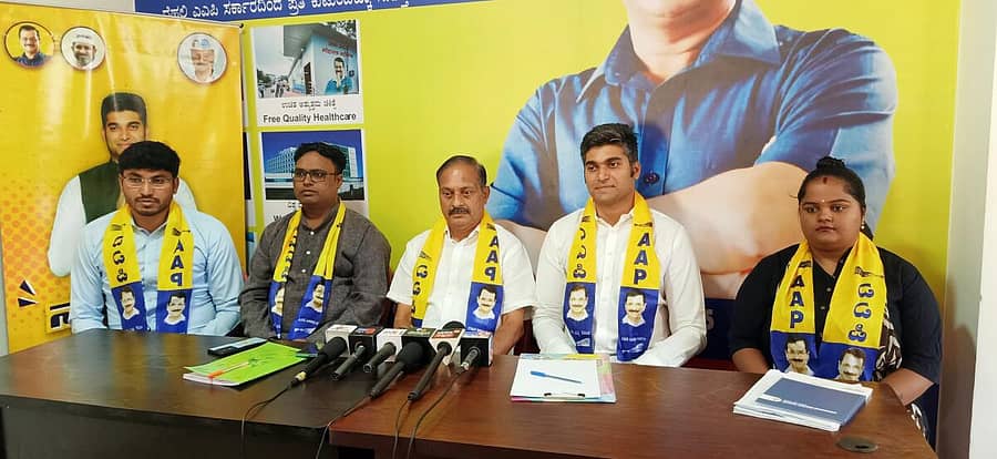 ಸುದ್ದಿಗೋಷ್ಠಿಯಲ್ಲಿ (ಎಡದಿಂದ ಬಲಕ್ಕೆ) ಪಕ್ಷದ ಮುಖಂಡ ವರುಣ್ ಕುಮಾರ್, ಕ್ಷೇತ್ರದ ಪ್ರಧಾನ ಕಾರ್ಯದರ್ಶಿ ಸಂಜೀವ್ ಸಾಲಂಕೆ, ರಾಜ್ಯ ಪ್ರಧಾನ ಕಾರ್ಯದರ್ಶಿ ಸೌಂದರ್ಯ ಪಿ ಮಂಜಪ್ಪ, ಅಭ್ಯರ್ಥಿ ಎಂ ಕೀರ್ತನ್ ಕುಮಾರ್, ಕ್ಷೇತ್ರದ ಮಹಿಳಾ ಘಟಕದ ಅಧ್ಯಕ್ಷೆ ಭವ್ಯ ವೆಂಕಟೇಶ್ ಇದ್ದರು.