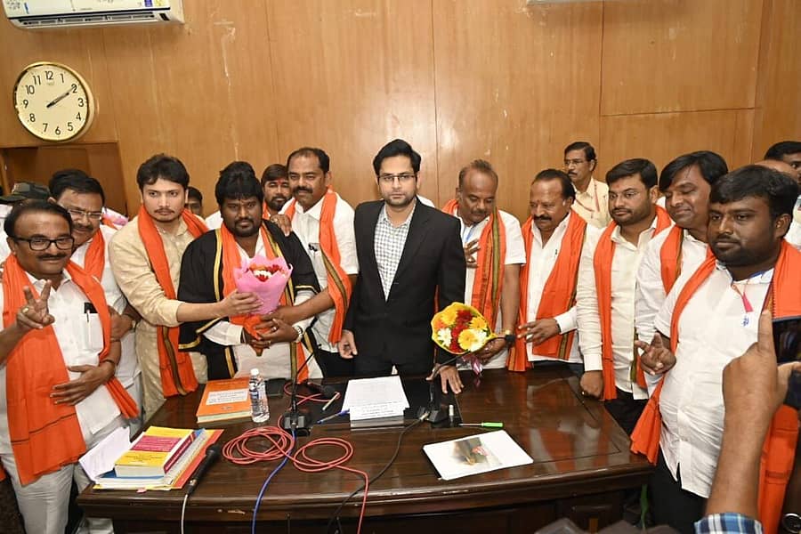 ಕಲಬುರಗಿ ಮಹಾನಗರ ಪಾಲಿಕೆ ನೂತನ ಮೇಯರ್ ವಿಶಾಲ ದರ್ಗಿ ಅವರಿಗೆ ಕೆಕೆಆರ್‌ಡಿಬಿ ಅಧ್ಯಕ್ಷ ದತ್ತಾತ್ರೇಯ ಪಾಟೀಲ ರೇವೂರ ಹೂಗುಚ್ಛ ನೀಡಿ ಅಭಿನಂದಿಸಿದರು. ವಿಧಾನಪರಿಷತ್ ಸದಸ್ಯರಾದ ಶಶೀಲ್ ನಮೋಶಿ, ಸುನೀಲ್ ವಲ್ಯಾಪುರೆ, ಶಾಸಕ ಬಸವರಾಜ ಮತ್ತಿಮಡು, ಪ್ರಾದೇಶಿಕ ಆಯುಕ್ತ ಕೃಷ್ಣ ಬಾಜಪೇಯಿ, ಉಪ ಮೇಯರ್ ಶಿವಾನಂದ ಪಿಸ್ತಿ, ಪರಿಷತ್ ಸದಸ್ಯ ಬಿ.ಜಿ. ಪಾಟೀಲ ಇದ್ದರು