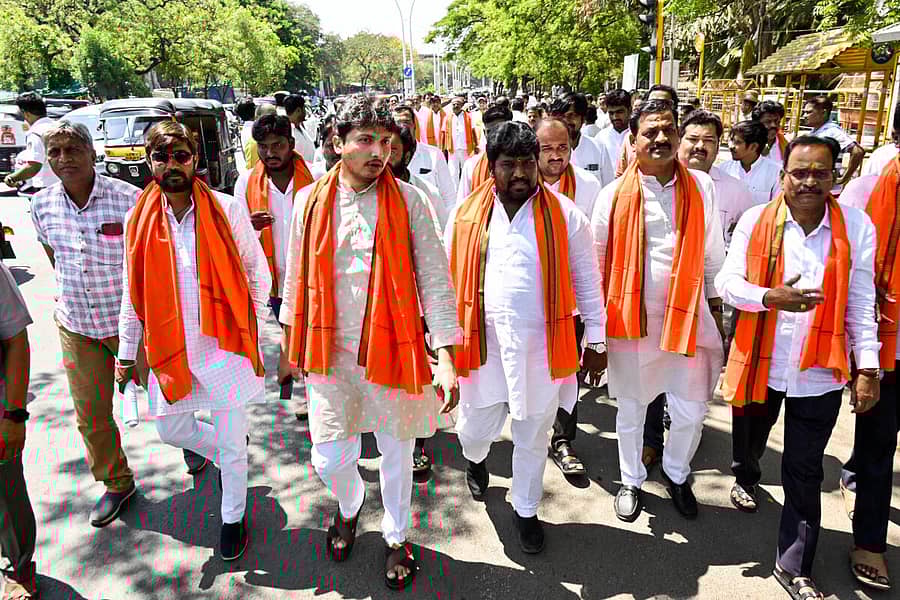 ಮೇಯರ್–ಉಪಮೇಯರ್ ಚುನಾವಣೆ ಆರಂಭಕ್ಕೂ ಮುನ್ನ ಟೌನ್‌ಹಾಲ್‌ನತ್ತ ಕೆಕೆಆರ್‌ಡಿಬಿ ಅಧ್ಯಕ್ಷ ದತ್ತಾತ್ರೇಯ ಪಾಟೀಲ ರೇವೂರ ಅವರೊಂದಿಗೆ ಬಂದ ನೂತನ ಮೇಯರ್ ವಿಶಾಲ ದರ್ಗಿ. ಪಾಲಿಕೆ ಸದಸ್ಯ ಮಲ್ಲಿಕಾರ್ಜುನ ಉದನೂರ, ಬಿಜೆಪಿ ಮಹಾನಗರ ಜಿಲ್ಲಾ ಘಟಕದ ಅಧ್ಯಕ್ಷ ಸಿದ್ದಾಜಿ ಪಾಟೀಲ ಇದ್ದರು