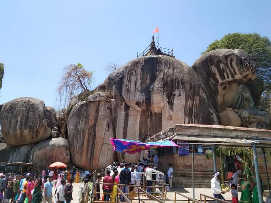 ಸೊರಬ ತಾಲ್ಲೂಕಿನ ಚಂದ್ರಗುತ್ತಿ ರೇಣುಕಾಂಬಾ ದೇವಸ್ಥಾನದಲ್ಲಿ ಯುಗಾದಿ ಪ್ರಯುಕ್ತ ಭಕ್ತರು ವಿಶೇಷ ಪೂಜೆ ಸಲ್ಲಿಸಿದರು.