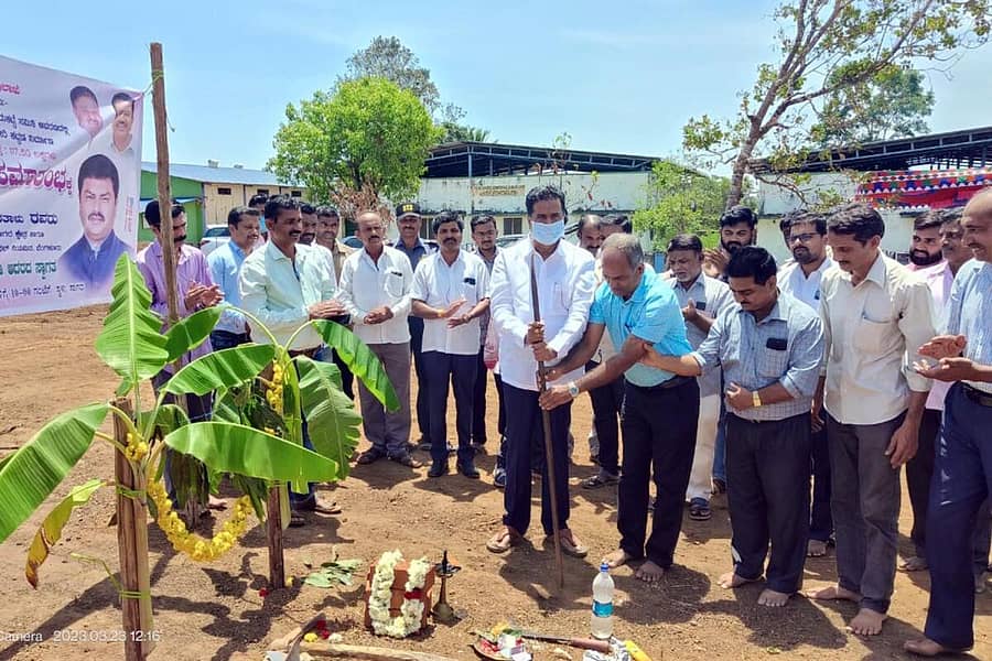 ಸಾಗರದಲ್ಲಿ ಲೋಕೋಪಯೋಗಿ ಇಲಾಖೆ ಎಪಿಎಂಸಿ ಪ್ರಾಂಗಣದಲ್ಲಿ ನಿರ್ಮಿಸುತ್ತಿರುವ ಕೃಷಿ ಇಲಾಖೆಯ ಉಪ ನಿರ್ದೇಶಕರ ಕಚೇರಿ ಕಟ್ಟಡ ಕಾಮಗಾರಿಗೆ ಗುರುವಾರ ಶಾಸಕ ಎಚ್.ಹಾಲಪ್ಪ ಹರತಾಳು ಶಂಕುಸ್ಥಾಪನೆ ನೆರವೇರಿಸಿದರು.