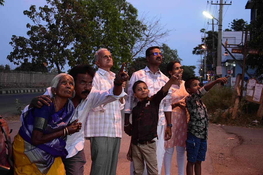 ಚಿತ್ರದುರ್ಗದಲ್ಲಿ ಯುಗಾದಿ ಆಚರಿಸಿದ ಜನರ ಗುರುವಾರ ಸಂಜೆ ಚಂದ್ರದರ್ಶನ ಮಾಡಿ ಪುಳಕಗೊಂಡರು.