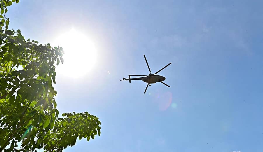 ಪ್ರಧಾನಿ ನರೇಂದ್ರ ಮೋದಿ ಅವರು ಮಾರ್ಚ್ 25 ರಂದು ಬಿಜೆಪಿಯ ವಿಜಯ ಸಂಕಲ್ಪ ಯಾತ್ರೆ ಸಮಾರೋಪ ಸಮಾರಂಭಕ್ಕೆ ಭಾಗವಹಿಸಲು ದಾವಣಗೆರೆಗೆ ಆಗಮಿಸುತ್ತಿರುವ ಹಿನ್ನಲೆಯಲ್ಲಿ ಜಿಎಂಐಟಿ ಮೈದಾನದಲ್ಲಿ ಸೇನಾ ಹೆಲಿಕಾಪ್ಟರ್ ನಡೆಸಿದ ತಾಲೀಮಿನ ನೋಟ –ಪ್ರಜಾವಾಣಿ ಚಿತ್ರ/ ಸತೀಶ್ ಬಡಿಗೇರ್