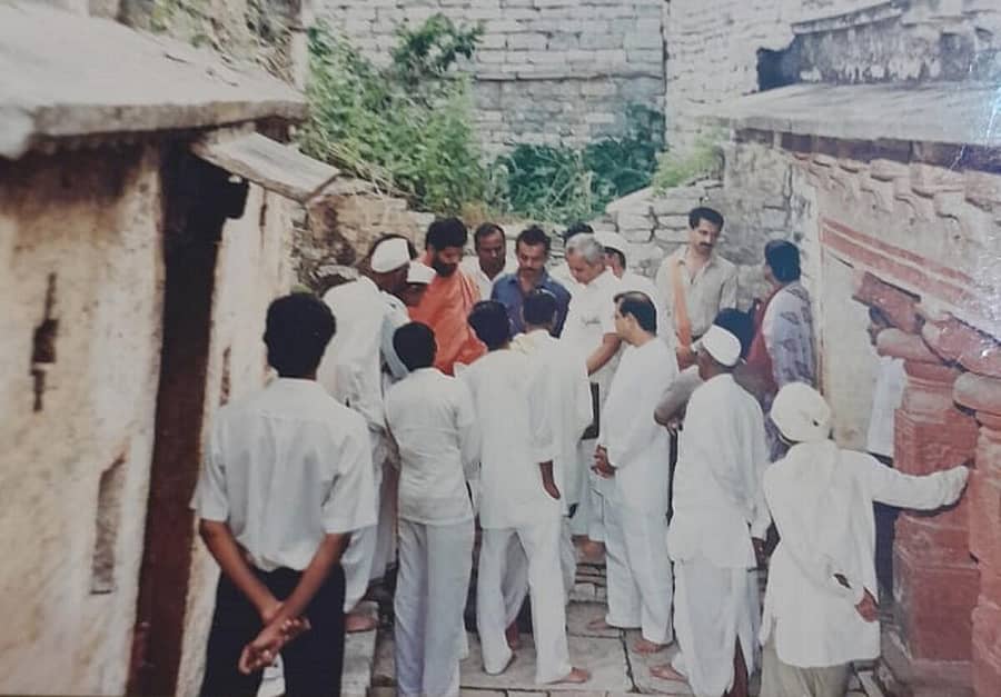 ಶ್ರವಣಬೆಳಗೊಳದ ದಿಗಂಬರ ಮಠದ ಚಾರುಕೀರ್ತಿ ಭಟ್ಟಾರಕ ಸ್ವಾಮೀಜಿ ಅವರು 1982ರಲ್ಲಿ ಕಲಬುರಗಿಯ ಸೇಡಂ ತಾಲ್ಲೂಕಿನ ಮಳಖೇಡದ ನೇಮಿನಾಥ ತೀರ್ಥಂಕರ ಬಸದಿಗೆ ಭೇಟಿ ನೀಡಿದ್ದರು