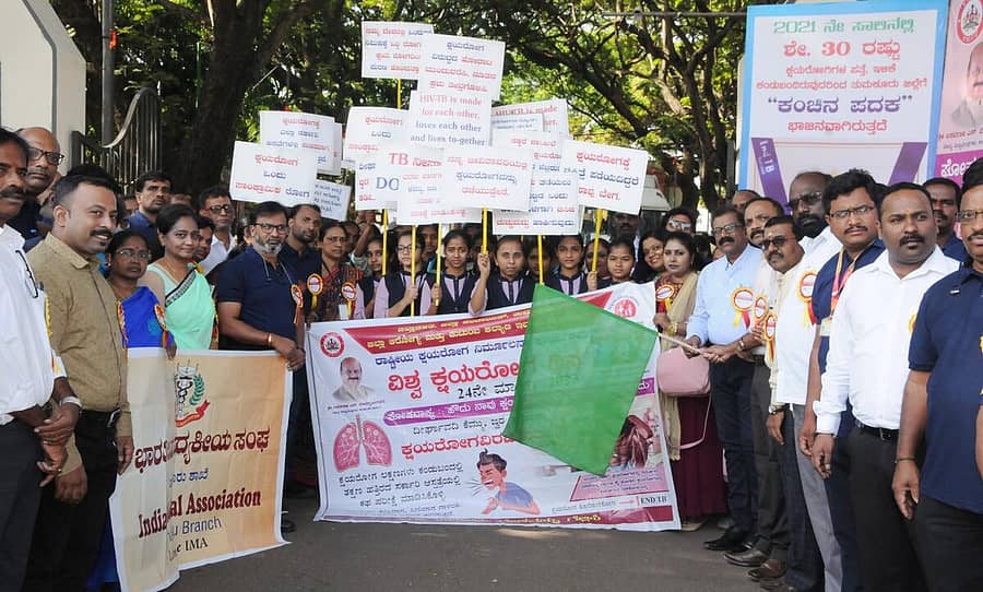 ತುಮಕೂರಿನಲ್ಲಿ ಶುಕ್ರವಾರ ವಿಶ್ವ ಕ್ಷಯರೋಗ ದಿನದ ಅಂಗವಾಗಿ ಹಮ್ಮಿಕೊಂಡಿದ್ದ ಜಾಗೃತಿ ಜಾಥಾಕ್ಕೆ ಡಿಎಚ್ಒ ಡಾ.ಮಂಜುನಾಥ್, ಐಎಂಎ ಜಿಲ್ಲಾ ಘಟಕದ ಅಧ್ಯಕ್ಷ ಡಾ.ಚಂದ್ರಶೇಖರ್ ಚಾಲನೆ ನೀಡಿದರು