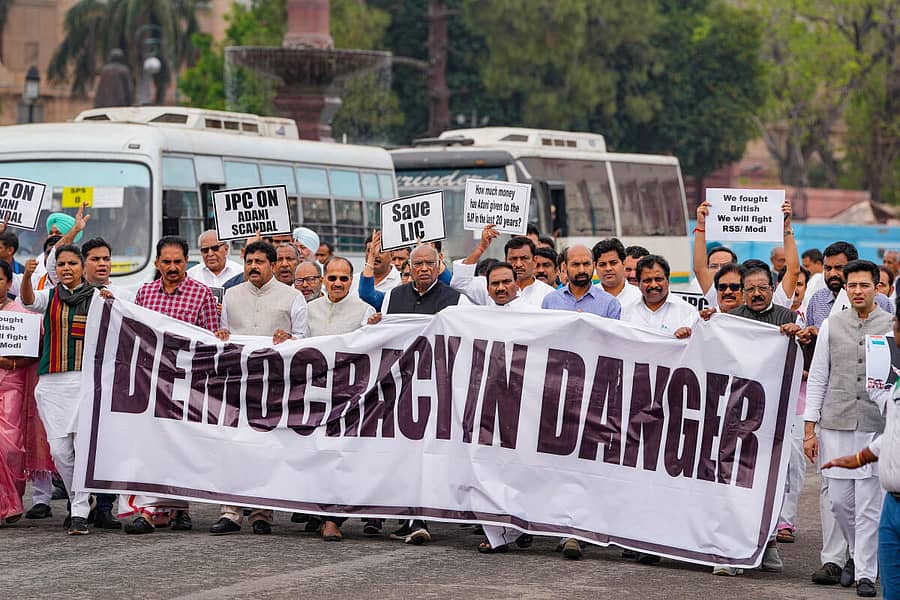ಕಾಂಗ್ರೆಸ್ ಅಧ್ಯಕ್ಷ ಮಲ್ಲಿಕಾರ್ಜುನ ಖರ್ಗೆ ನೇತೃತ್ವದಲ್ಲಿ ವಿರೋಧ ಪಕ್ಷಗಳ ನಾಯಕರು ಶುಕ್ರವಾರ ಪ್ರತಿಭಟನಾ ರ್ಯಾಲಿ ನಡೆಸಿದರು–ಪಿಟಿಐ ಚಿತ್ರ