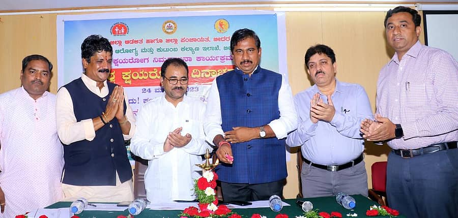 ಬೀದರ್ನ ಜಿಲ್ಲಾ ಆರೋಗ್ಯ ಮತ್ತು ಕುಟುಂಬ ಕಲ್ಯಾಣ ಇಲಾಖೆ ಕಚೇರಿ ಸಭಾಂಗಣದಲ್ಲಿ ಆಯೋಜಿಸಿದ್ದ ವಿಶ್ವ ಕ್ಷಯರೋಗ ದಿನಾಚರಣೆ ಕಾರ್ಯಕ್ರಮವನ್ನು ಜಿಲ್ಲಾಧಿಕಾರಿ ಗೋವಿಂದ ರೆಡ್ಡಿ ಉದ್ಘಾಟಿಸಿದರು