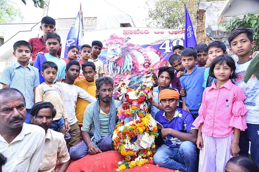 ಹಾವೇರಿ ನಗರದಲ್ಲಿ ಶುಕ್ರವಾರ ಮೃತಪಟ್ಟ ‘ಹಾವೇರಿ ಕಾ ರಾಜಾ’ ಕೊಬ್ಬರಿ ಹೋರಿಯ ಮೆರವಣಿಗೆ ನಡೆಸಲಾಯಿತು