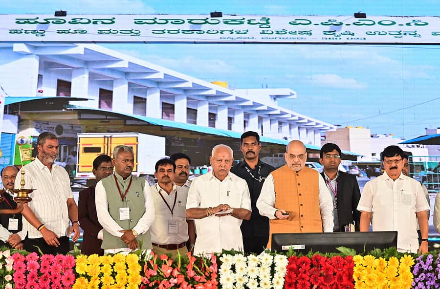 ಬೆಂಗಳೂರಿನಲ್ಲಿ ಶುಕ್ರವಾರ ನಡೆದ ಫಲಾನುಭವಿಗಳ ಸಮಾವೇಶದಲ್ಲಿ ವಿವಿಧ ಯೋಜನೆಗಳಿಗೆ ಕೇಂದ್ರ ಗೃಹ ಸಚಿವ ಅಮಿತ್ ಶಾ ಚಾಲನೆ ನೀಡಿದರು. ಕೆಎಂಎಫ್ ಅಧ್ಯಕ್ಷ ಬಾಲಚಂದ್ರ ಜಾರಕಿಹೊಳಿ, ಸಹಕಾರ ಸಚಿವ ಎಸ್.ಟಿ. ಸೋಮಶೇಖರ್, ಕೆಎಂಎಫ್ ವ್ಯವಸ್ಥಾಪಕ ನಿರ್ದೇಶಕ ಬಿ.ಸಿ. ಸತೀಶ್, ಶಾಸಕ ಬಿ.ಎಸ್. ಯಡಿಯೂರಪ್ಪ ಮತ್ತು ಗೃಹ ಸಚಿವ ಆರಗ ಜ್ಞಾನೇಂದ್ರ ಇದ್ದಾರೆ. –ಪ್ರಜಾವಾಣಿ ಚಿತ್ರ