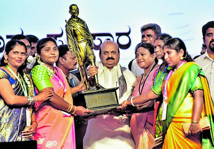 ಮುಖ್ಯಮಂತ್ರಿ ಬಸವರಾಜ ಬೊಮ್ಮಾಯಿ ಅವರು ಬೆಂಗಳೂರಿನಲ್ಲಿ ಶುಕ್ರವಾರ ಗಾಂಧಿ ಗ್ರಾಮ ಪುರಸ್ಕಾರವನ್ನು ಗ್ರಾಮ ಪಂಚಾಯಿತಿ ಸದಸ್ಯರಿಗೆ ಪ್ರದಾನ ಮಾಡಿದರು