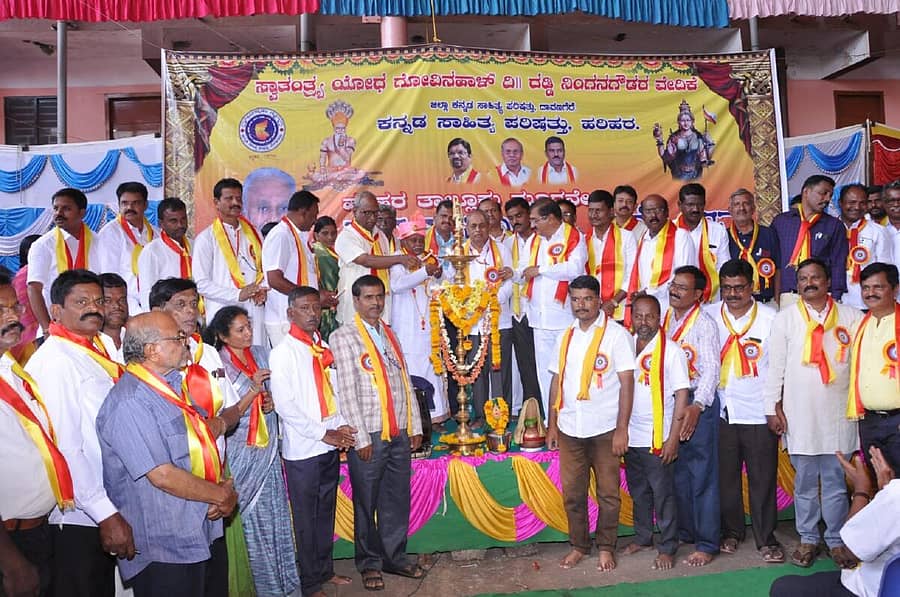 ಕಡರನಾಯ್ಕನಹಳ್ಳಿ ಸಮೀಪದ ಉಕ್ಕಡಗಾತ್ರಿಯಲ್ಲಿ ಹರಿಹರ ತಾಲ್ಲೂಕು 3ನೇ ಕನ್ನಡ ಸಾಹಿತ್ಯ ಸಮ್ಮೇಳನವನ್ನು ಸತೀಶ ಕುಲಕರ್ಣಿ ಉದ್ಘಾಟಿಸಿದರು